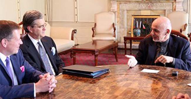 Ghani Meets US Envoy for Afghanistan and Pakistan